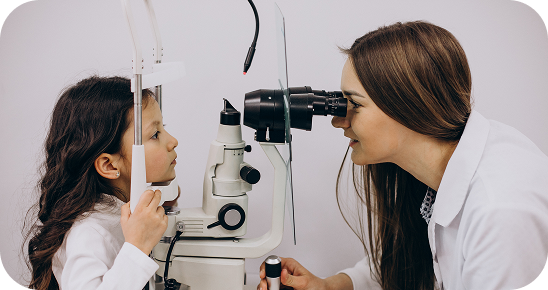 Врач осматривает пациента