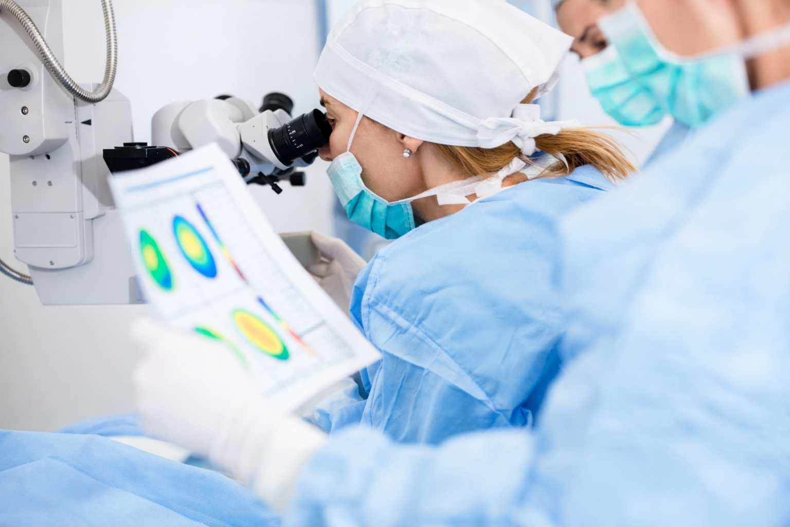 Задняя закрытая витреоэктомия с удалением нативного люксированного хрусталика и имплантацией ИОЛ